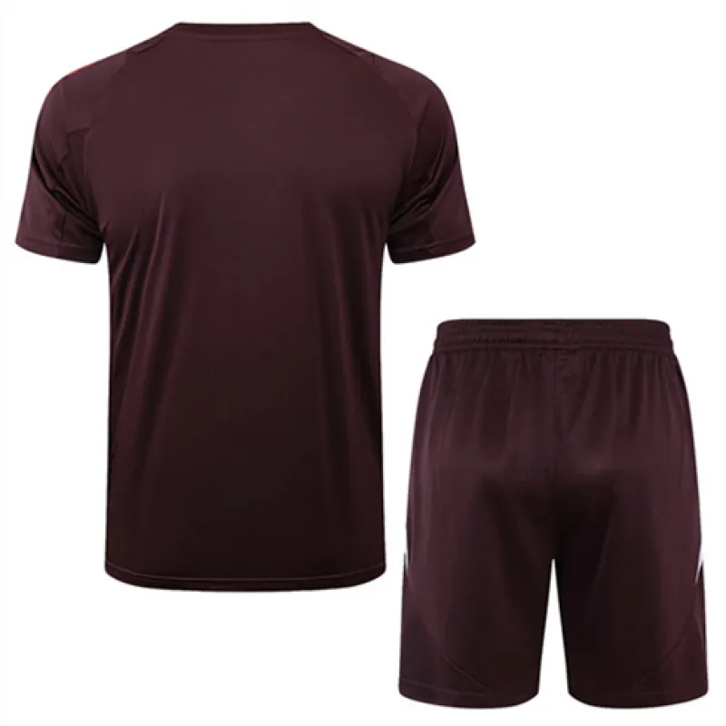 Maglia e shorts da allenamento marroni della Bayern Munich 2024/25