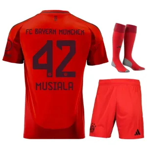 Kit Casa Junior Bayern Munich 2024/25 con Musiala - Versione Tifoso (Rosso)