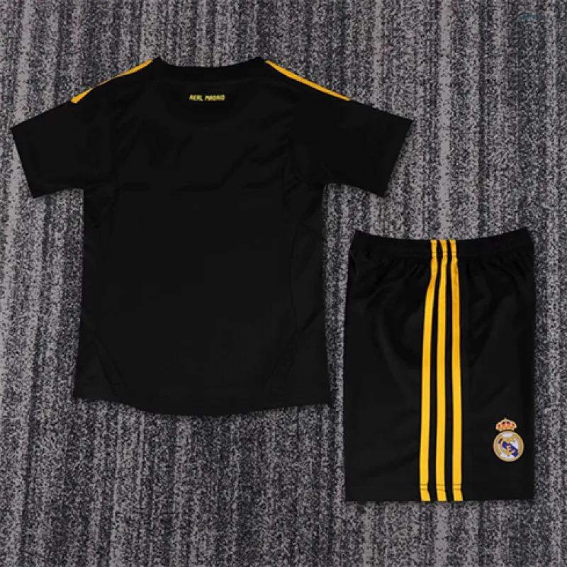 Real Madrid Children's Retro Goalkeeper Jersey 2011/12 - Black