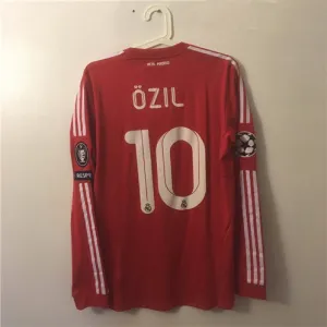 Troisième maillot rétro à manches longues du Real Madrid, numéro 10 de Mesut Özil, 2011/12 - Rouge