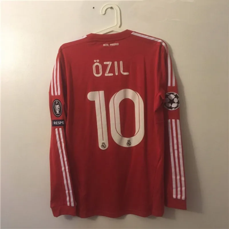 Real Madrid Langärmeliges Retro-Drittes Trikot Nr.10 von Mesut Özil 2011/12 - Rot