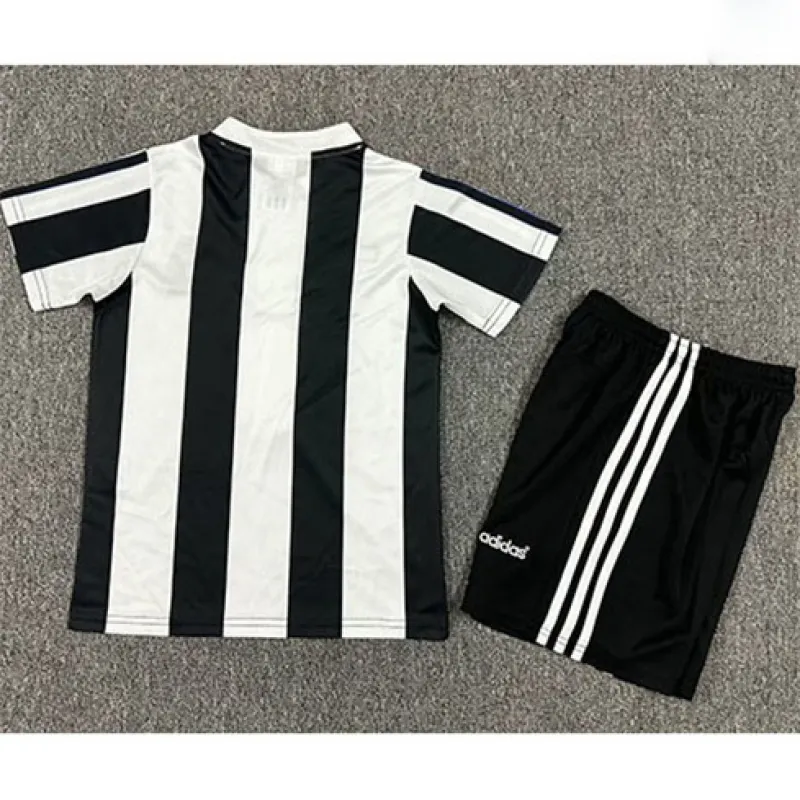 Newcastle United 1995-97 Kinder Heim Retro-Trikot - Schwarz/Weiß
