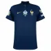 La maglia della squadra francese per la Coppa dell'Europa 2024 in campo per i giocatori - Blu