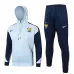 Le survêtement avec capuche et les pantalons de l'équipe de France pour la saison 2024/25 - blanc/bleu.