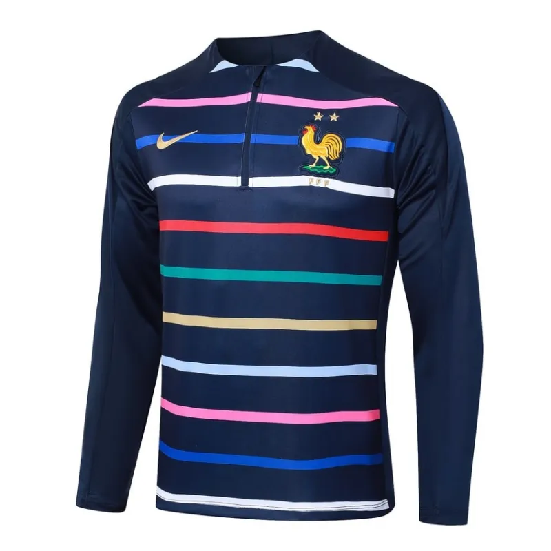 Die Sportkleidung und die Hosen der französischen Nationalmannschaft für die Saison 2024/25 - mit blauen Mustern