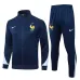 La veste de sport et les pantalons de l'équipe de France 2024/25 - bleu